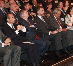 El Príncipe, en la primera fila de asientos, acompañado por las personalidades asistentes y los miembros de la familia Fernández de Araoz